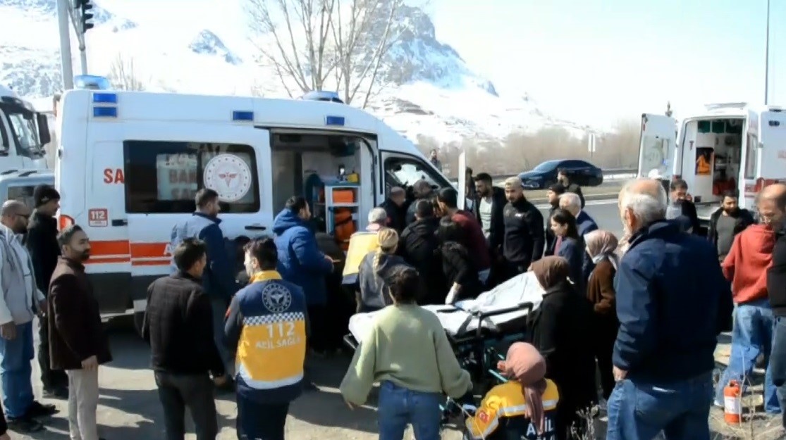 erzincanda ambulans ile tir carpisti 2 saglik personeli yaralandi 3 a9zA362u