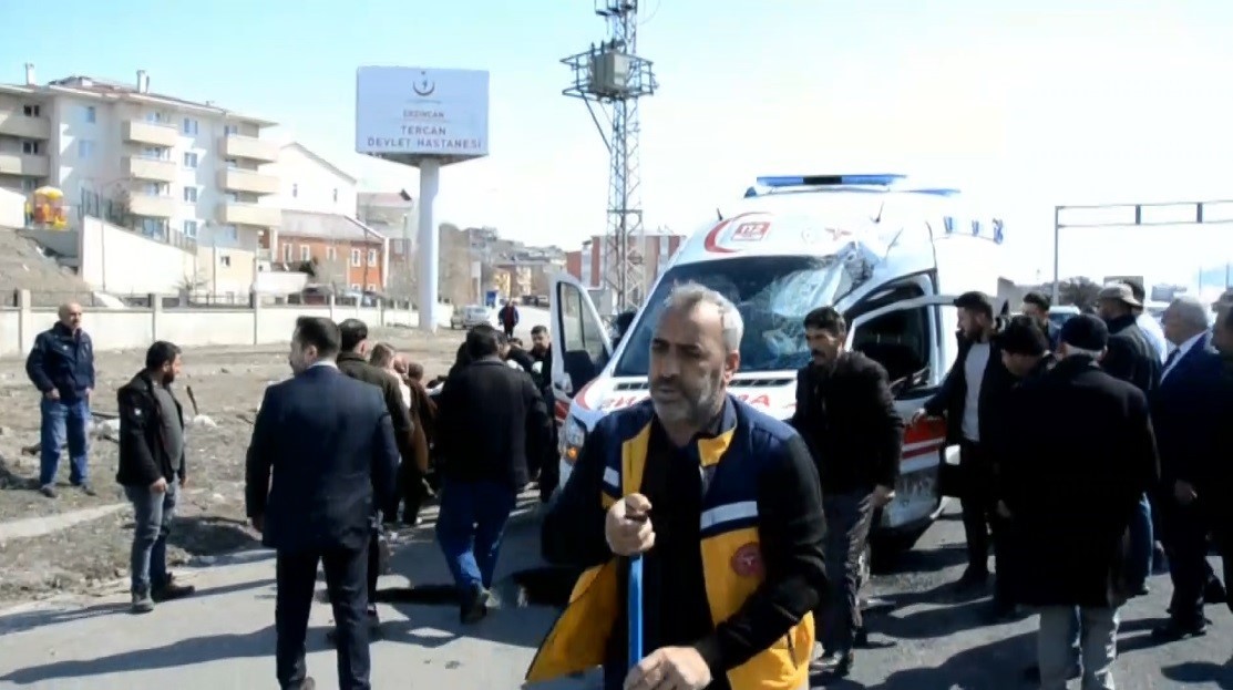erzincanda ambulans ile tir carpisti 2 saglik personeli yaralandi 4 THIdbV1y