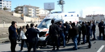 erzincanda-ambulans-ile-tir-carpisti-2-saglik-personeli-yaralandi-A6JQIYrt.jpg