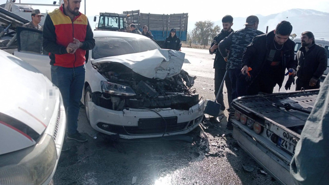erzincanda askeri arac traktor ve otomobil carpisti 2 yarali 0 uwavnYfZ