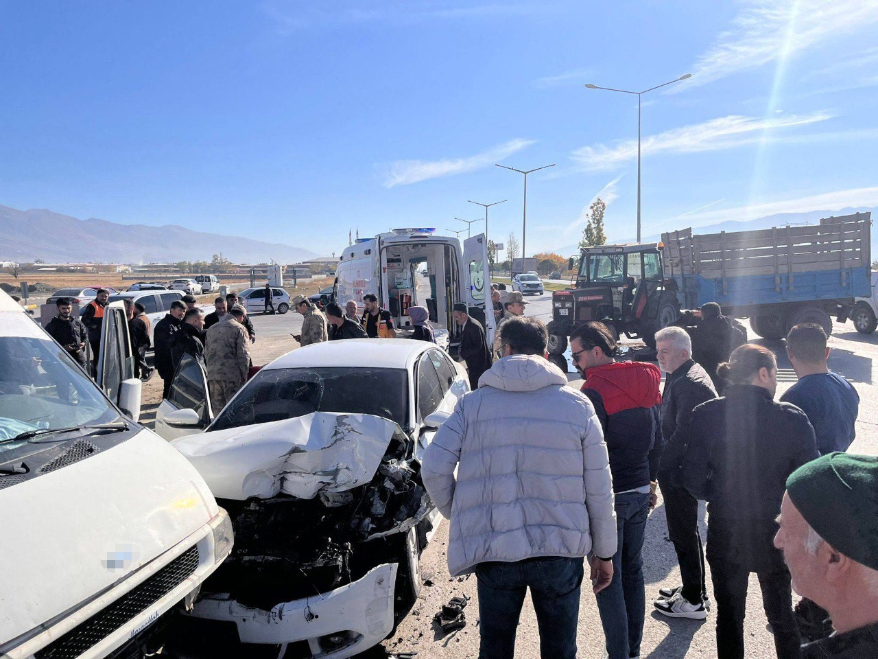 erzincanda askeri arac traktor ve otomobil carpisti 2 yarali 1 YJZcJPui