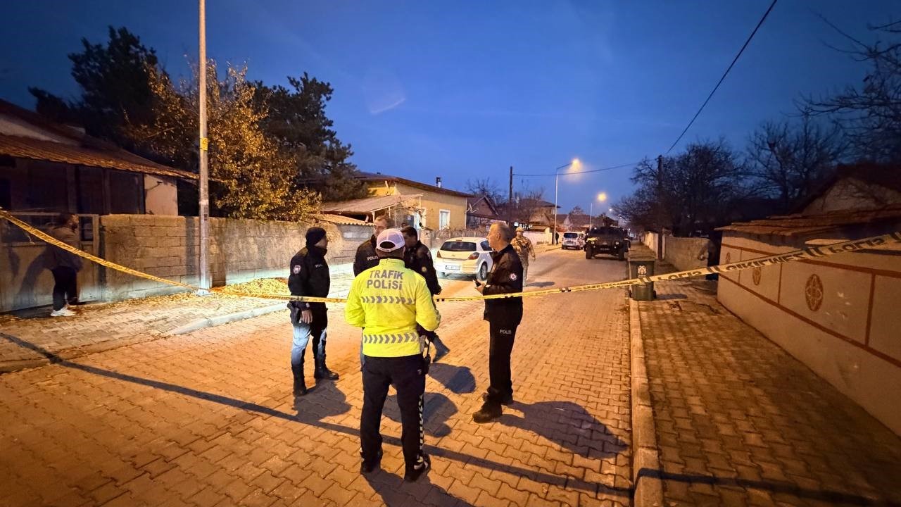 Erzincan’da bir evde baba ve oğlu silahla vurulmuş halde ölü bulundu 5 erzincanda bir evde baba ve oglu silahla vurulmus halde olu bulundu 1 JZv4u6lz