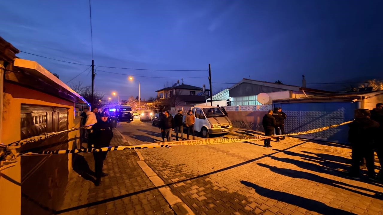 Erzincan’da bir evde baba ve oğlu silahla vurulmuş halde ölü bulundu 7 erzincanda bir evde baba ve oglu silahla vurulmus halde olu bulundu 3