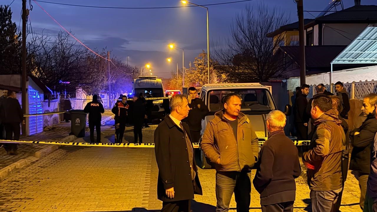 Erzincan’da bir evde baba ve oğlu silahla vurulmuş halde ölü bulundu 10 erzincanda bir evde baba ve oglu silahla vurulmus halde olu bulundu 6 SRGEjuKX