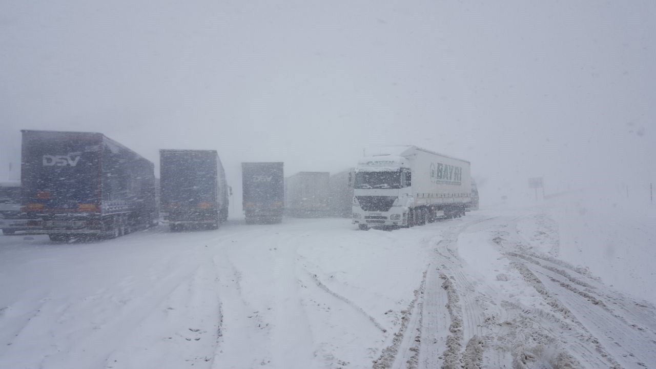 erzincanda kar ve tipi ulasimi olumsuz etkiledi 1 4pD7mcIJ