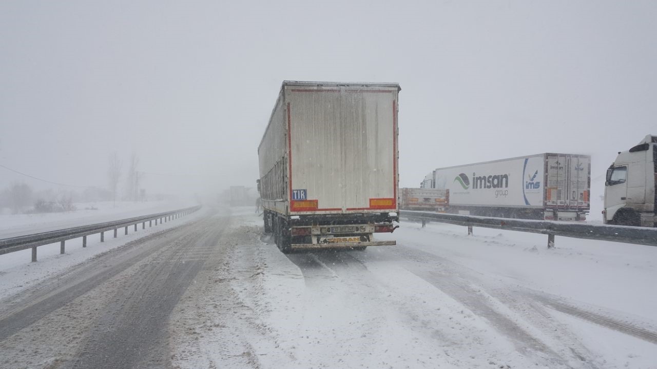 erzincanda kar ve tipi ulasimi olumsuz etkiledi 3 aArzrSEm