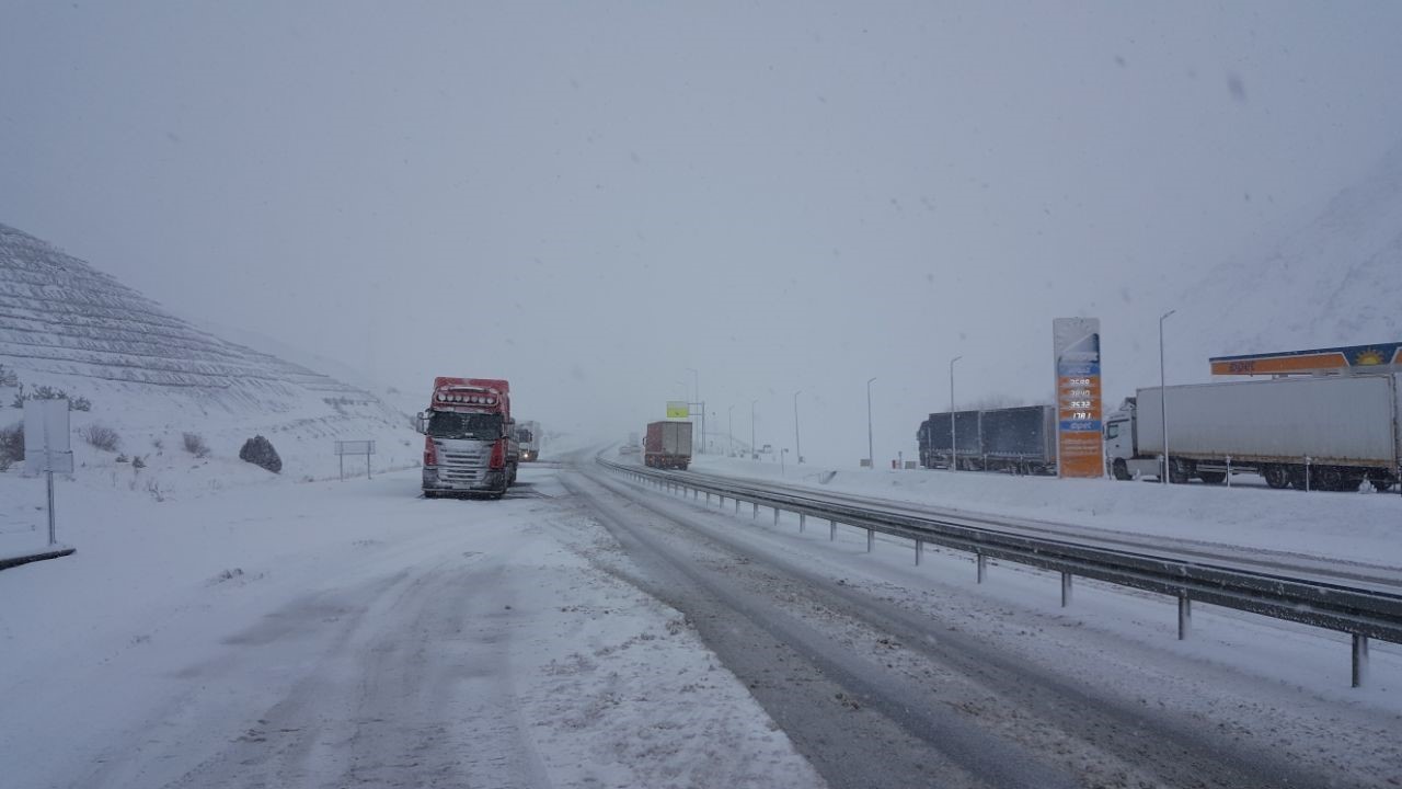 erzincanda kar ve tipi ulasimi olumsuz etkiledi 4 aVKZCmym