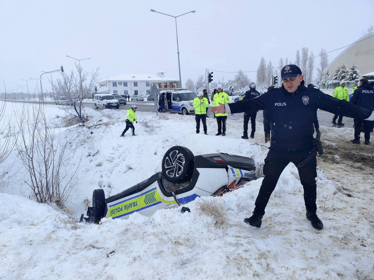 Erzincan’da polis aracı şarampole uçtu: 2 polis yaralandı 5 erzincanda polis araci sarampole uctu 2 polis yaralandi 1 2HAUyTZA