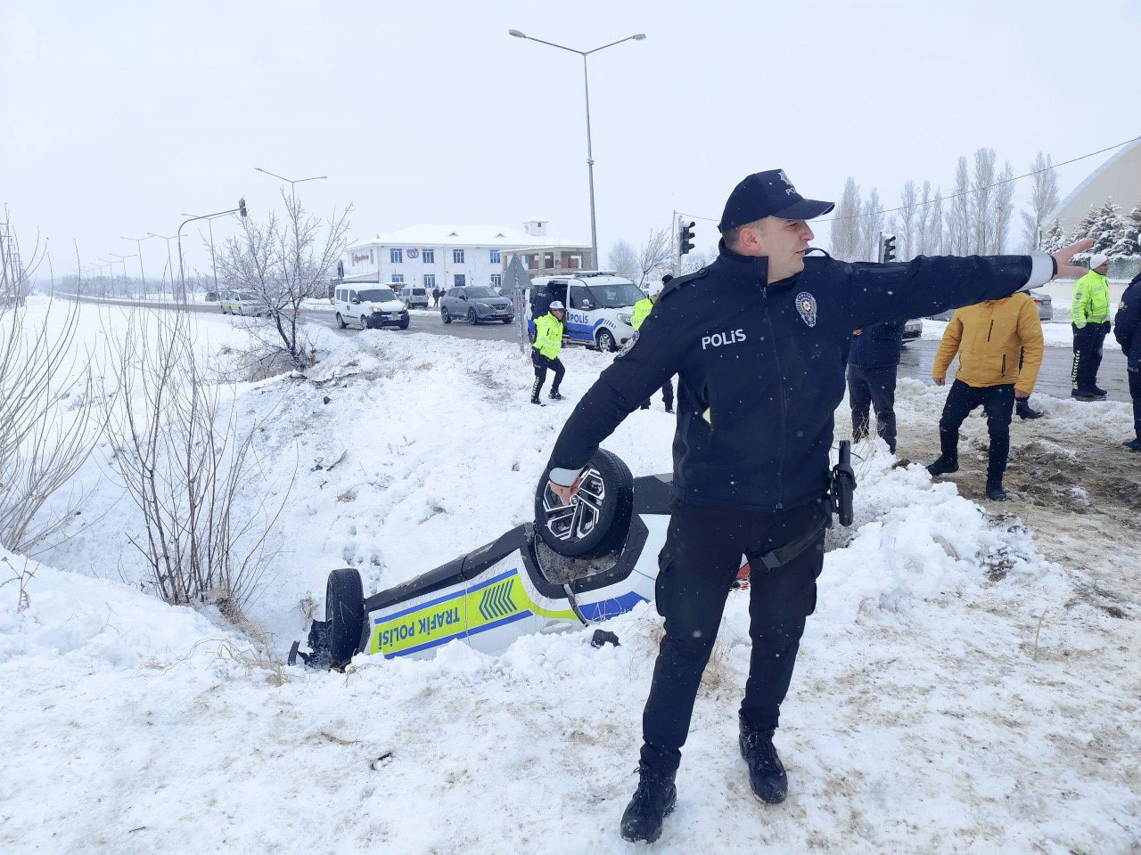 Erzincan’da polis aracı şarampole uçtu: 2 polis yaralandı 6 erzincanda polis araci sarampole uctu 2 polis yaralandi 2 wPAahT9l