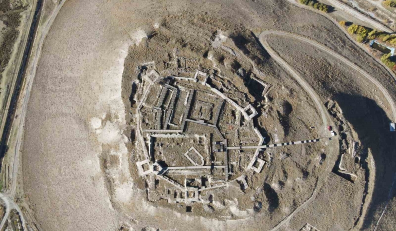 erzincanda-urartu-izleri-yeniden-gun-yuzunde-altintepe-kalesi-drone-ile-goruntulendi-eMjSMnGH.jpg