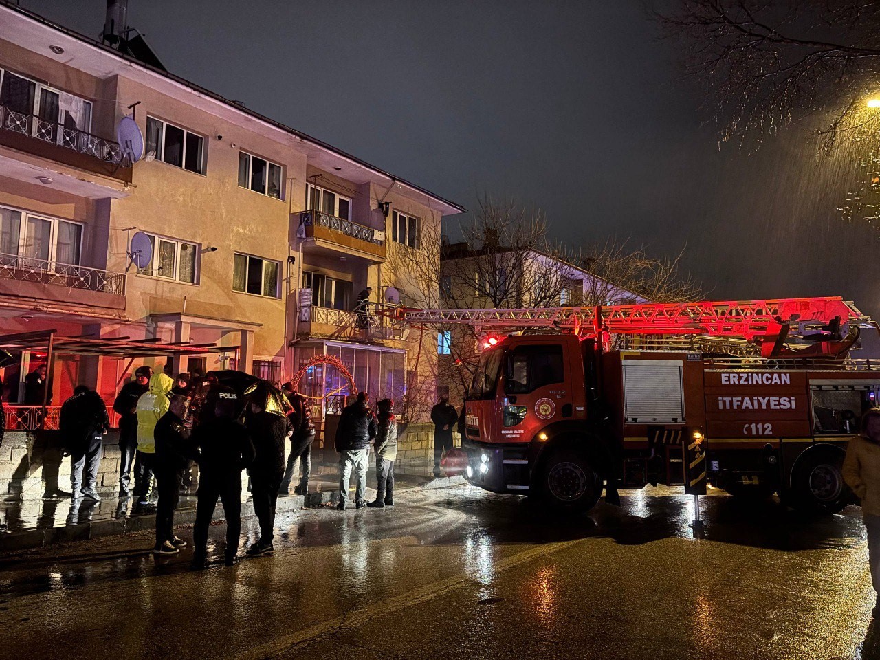 erzincanda yangin 3u cocuk 8 kisi dumandan etkilendi 2 jsiJaBzQ