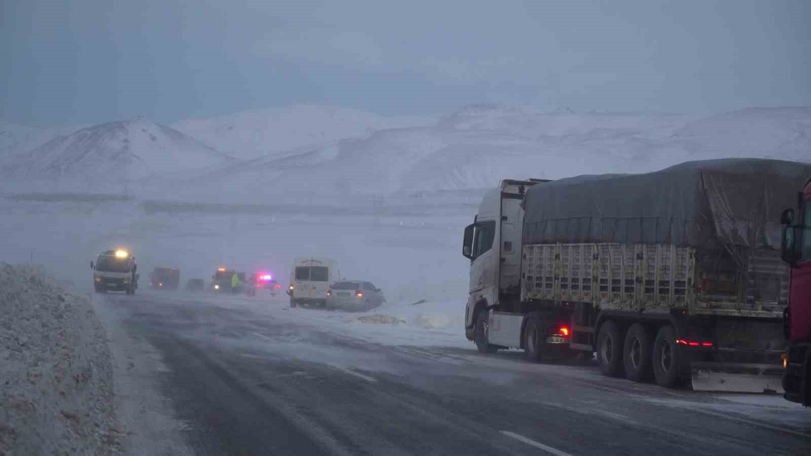 erzurum artvin karayolunda tipi etkili oldu 6 arac kaza yapti 5 aTLDXMDK