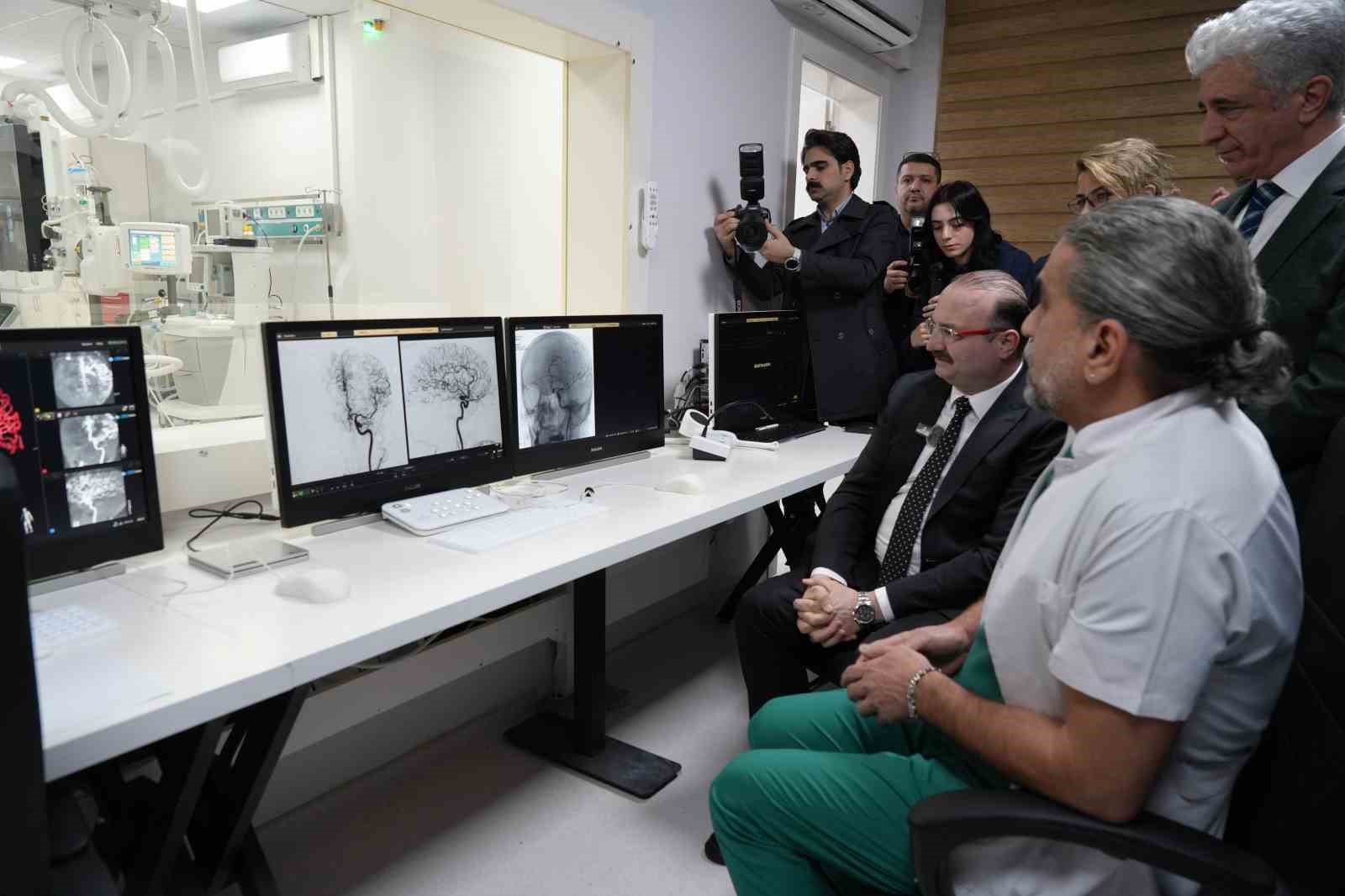 Erzurum Atatürk Üniversitesi Araştırma Hastanesi’nde yeni nesil anjiyografi cihazı hizmete girdi 6 erzurum ataturk universitesi arastirma hastanesinde yeni nesil anjiyografi cihazi hizmete girdi 2 3kiRlyQY