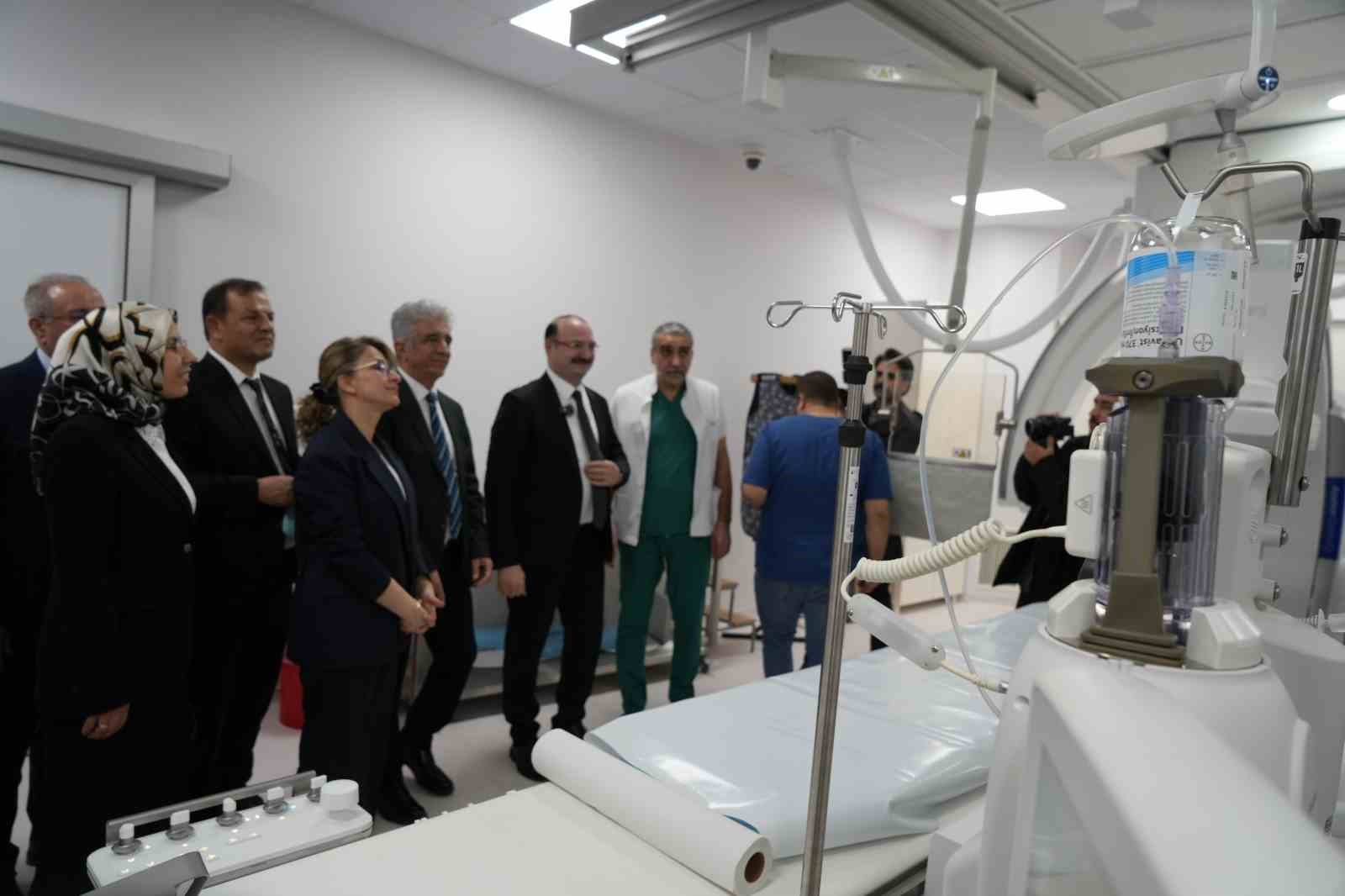 Erzurum Atatürk Üniversitesi Araştırma Hastanesi’nde yeni nesil anjiyografi cihazı hizmete girdi 7 erzurum ataturk universitesi arastirma hastanesinde yeni nesil anjiyografi cihazi hizmete girdi 3 UegTwMh8