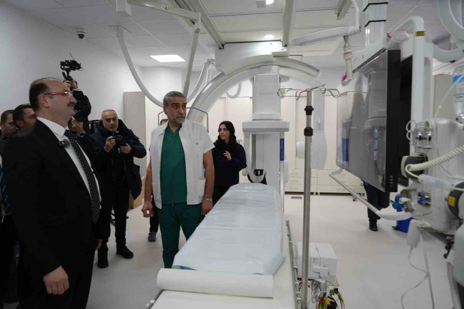 Erzurum Atatürk Üniversitesi Araştırma Hastanesi’nde yeni nesil anjiyografi cihazı hizmete girdi 8 erzurum ataturk universitesi arastirma hastanesinde yeni nesil anjiyografi cihazi hizmete girdi 4 er9HZmDG