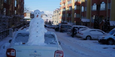 erzurum-bahari-beklerken-kisi-yasiyor-PJfKvyLd.jpg