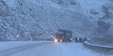 erzurum-erzincan-karayolunda-agir-tonajli-araclarin-gecisine-izin-verilmiyor-2lI2DSsI.jpg
