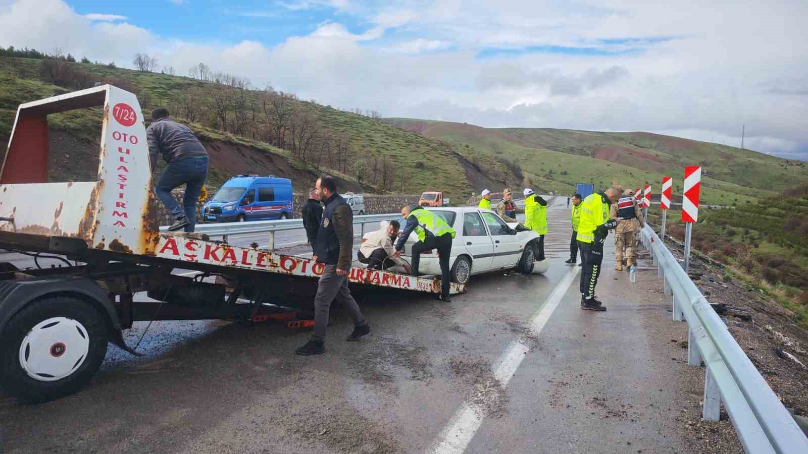 erzurum erzincan karayolundan zincirleme trafik kazasi 3 yarali 7 C4il7BL1