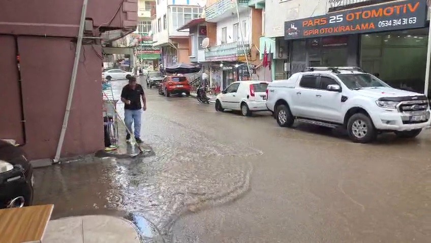 Erzurum İspir’de sağanak ve fırtına kabusu: İş yerlerini su bastı 4 erzurum ispirde saganak ve firtina kabusu is yerlerini su basti 0 kPSO5rZl