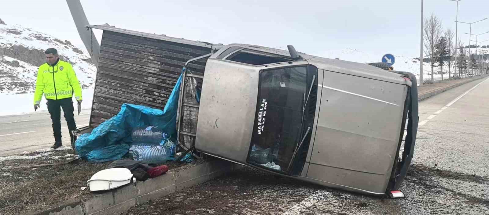 erzurum pasinler yolunda trafik kazasi 1i agir 3 yarali 4 RdJRvGE9