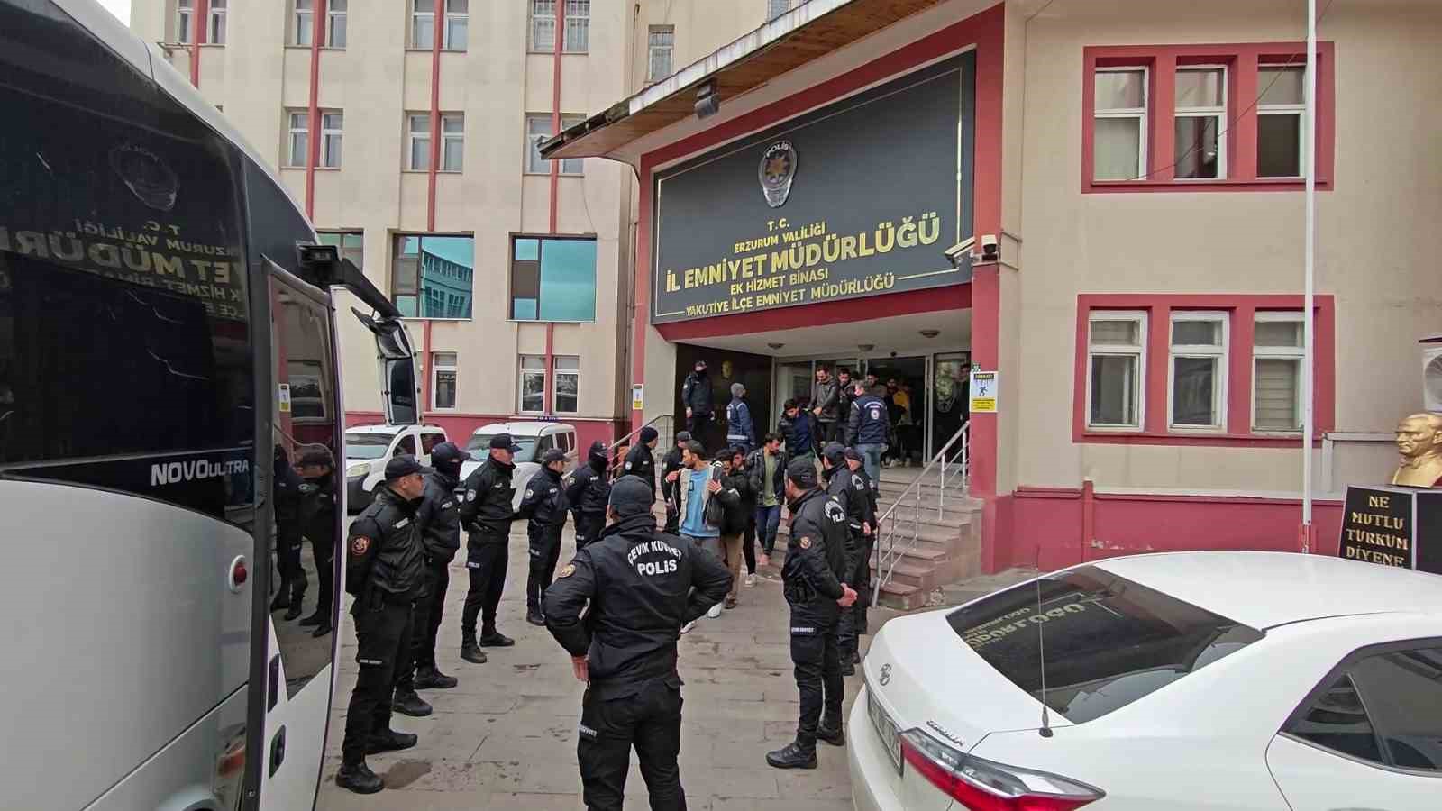 erzurum polisinden duzensiz gocmenlere gecit yok 0 6weQcMpU