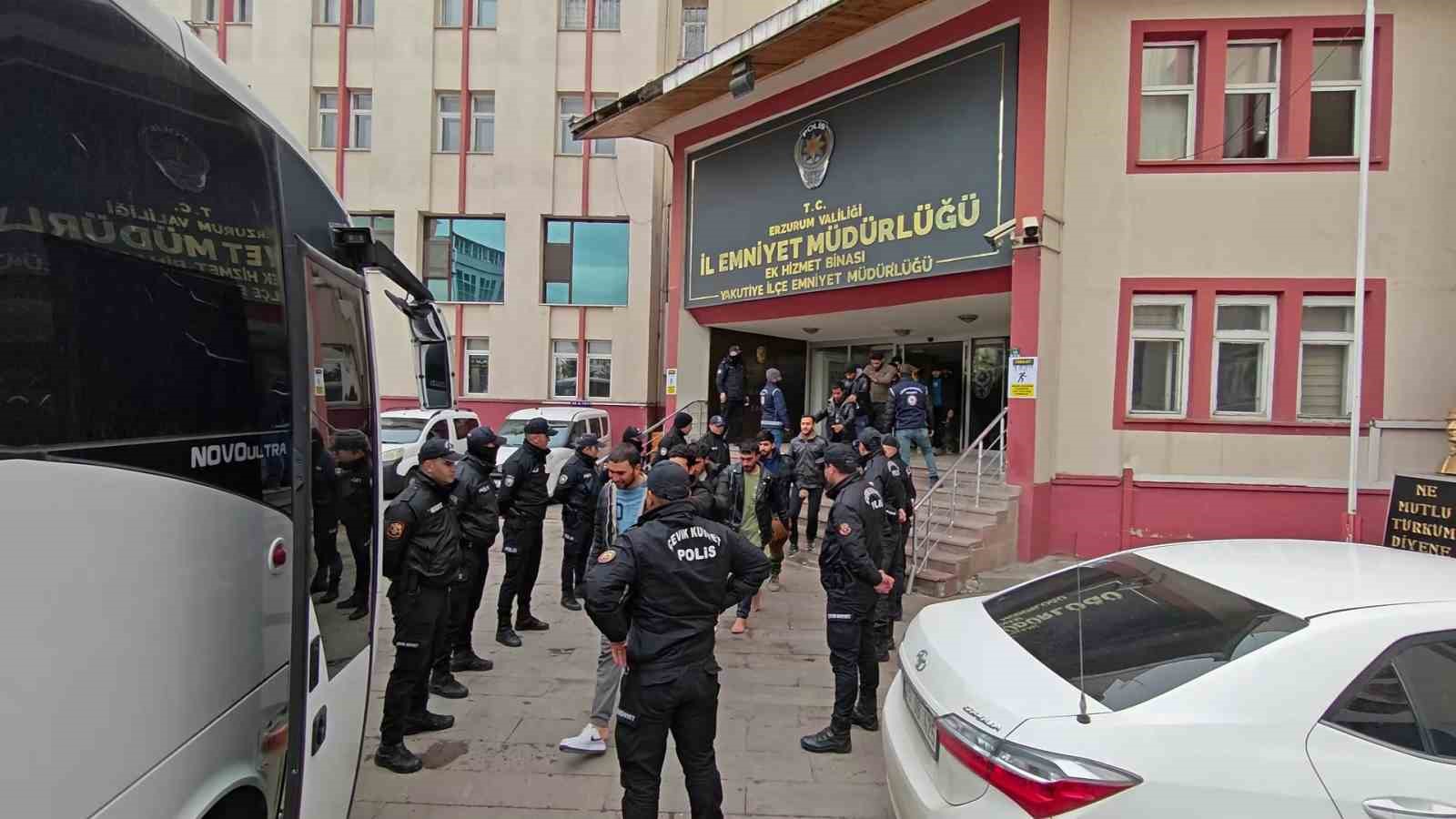 erzurum polisinden duzensiz gocmenlere gecit yok 2 BR94Qkep
