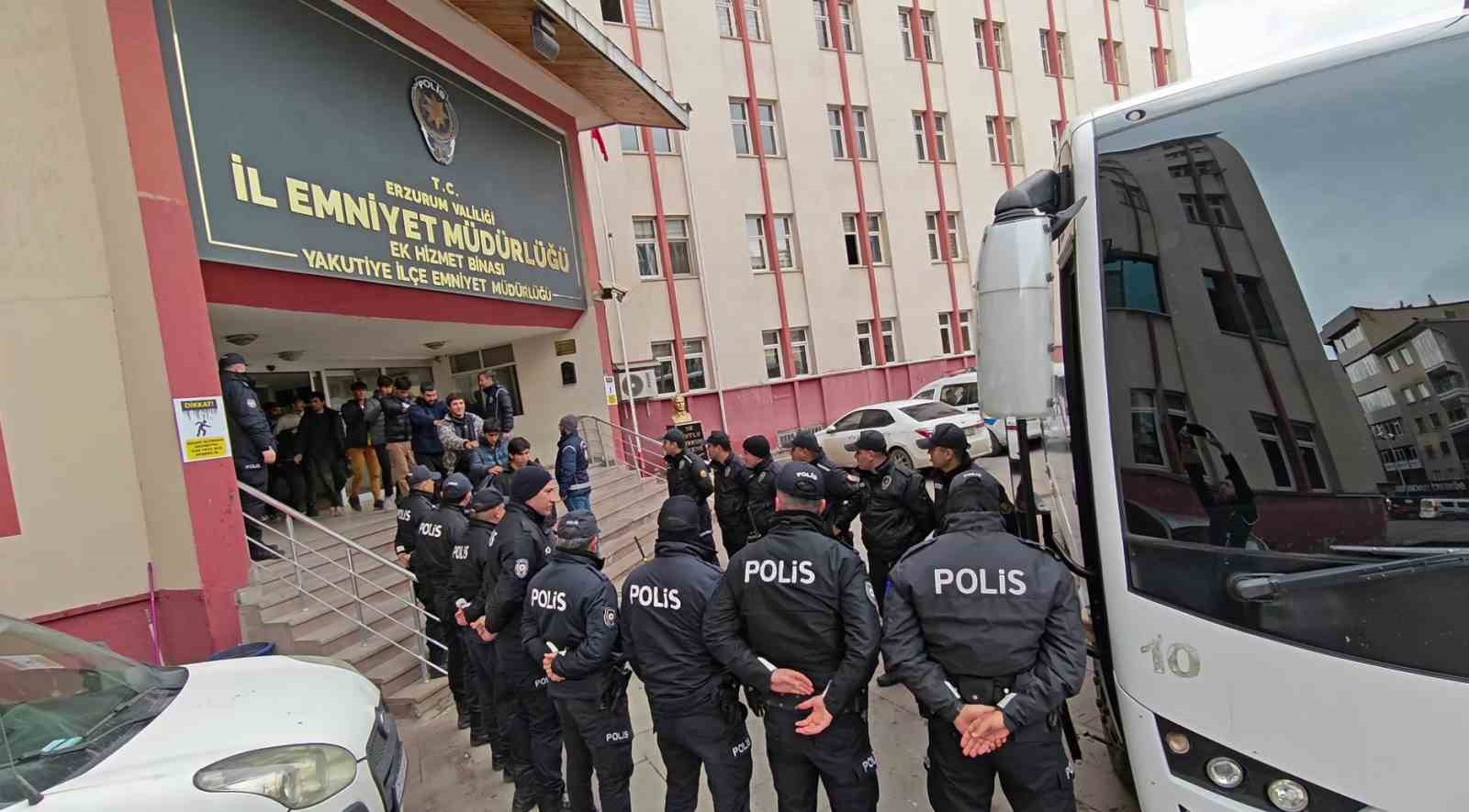 erzurum polisinden duzensiz gocmenlere gecit yok 3 U7WgcKXs