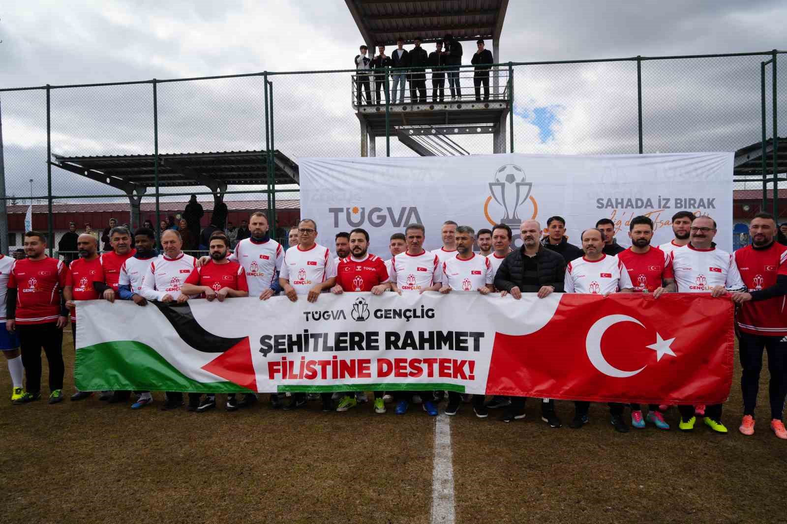 erzurum protokolu ve erzurumsporlu yildizlar gencler icin sahaya indi 0 kFFZhma7