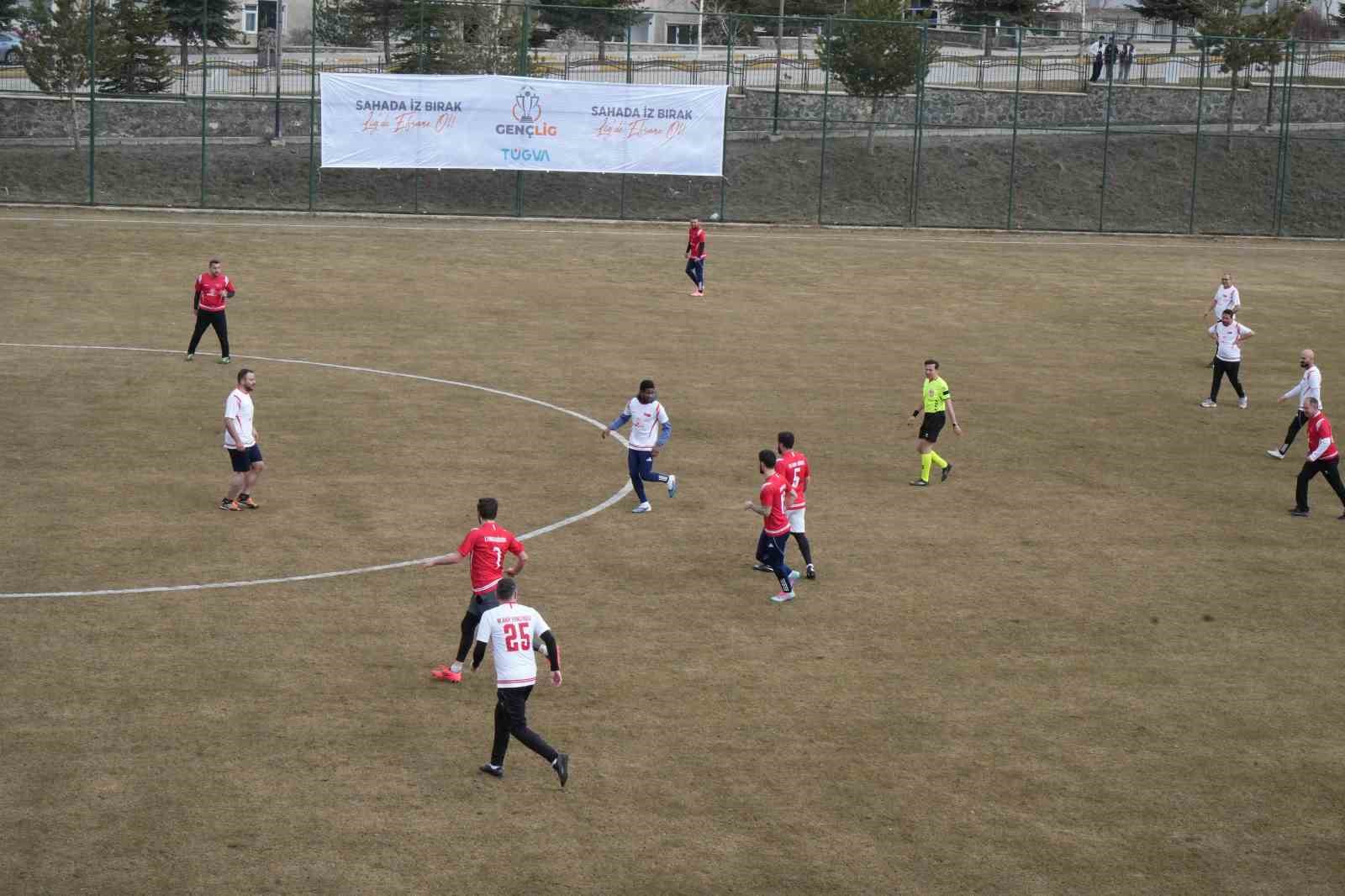 erzurum protokolu ve erzurumsporlu yildizlar gencler icin sahaya indi 4 rlQ58wNA