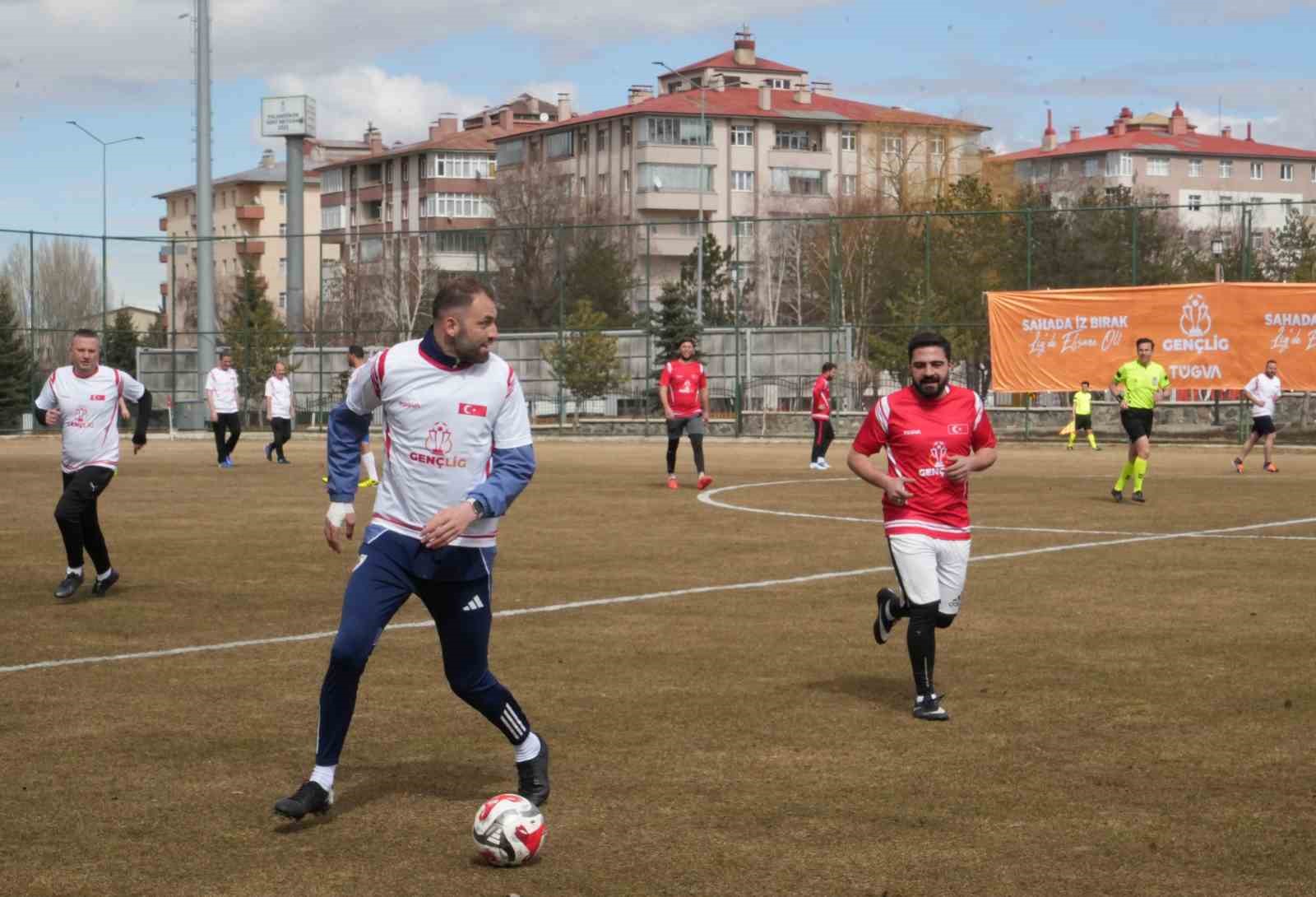 erzurum protokolu ve erzurumsporlu yildizlar gencler icin sahaya indi 5 V2ND46Fm