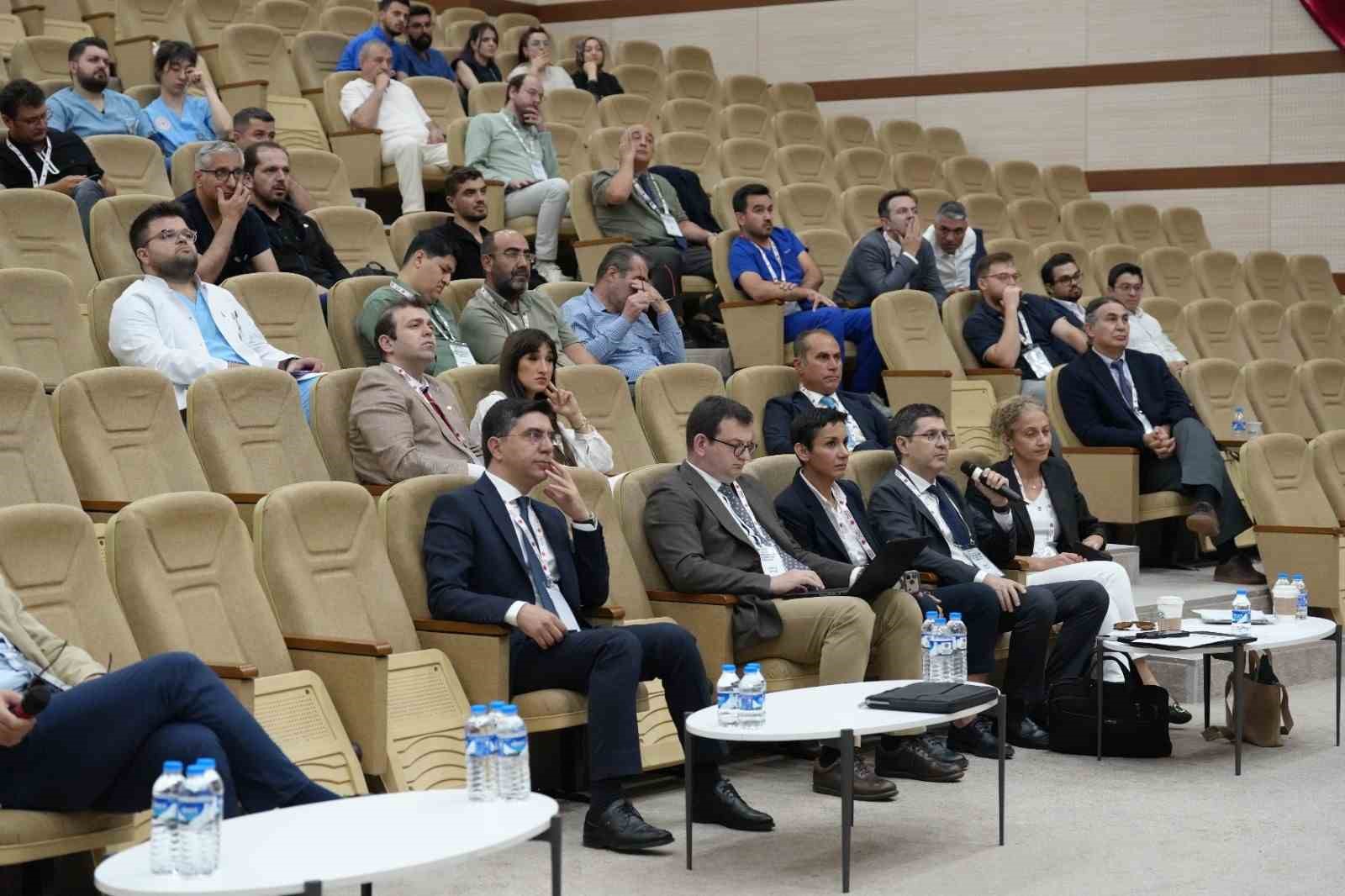 Erzurum Şehir Hastanesi’nde canlı yayında kapalı kolon ameliyatı 4 erzurum sehir hastanesinde canli yayinda kapali kolon ameliyati 0 geH838FJ