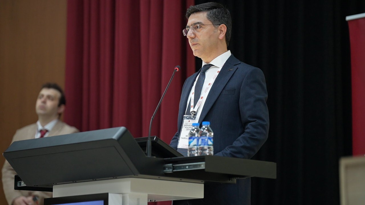 Erzurum Şehir Hastanesi’nde canlı yayında kapalı kolon ameliyatı 6 erzurum sehir hastanesinde canli yayinda kapali kolon ameliyati 2 QLubKu6W