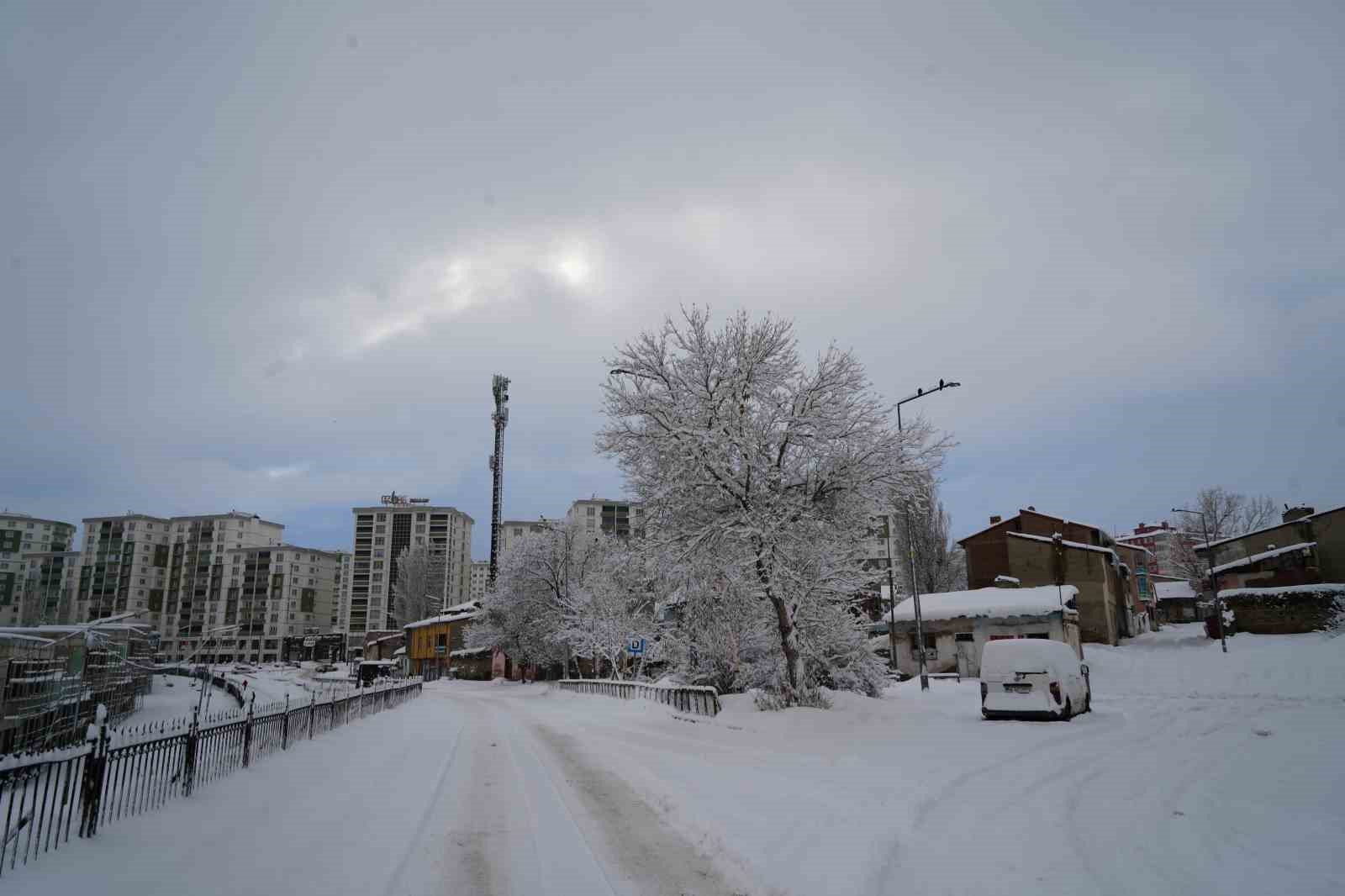 erzurum yine beyaza burundu 775 koy yolu ulasima kapandi 13 DC7UXn8K