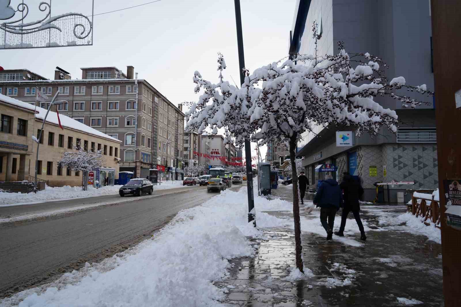 erzurum yine beyaza burundu 775 koy yolu ulasima kapandi 14 lyN2v9s8