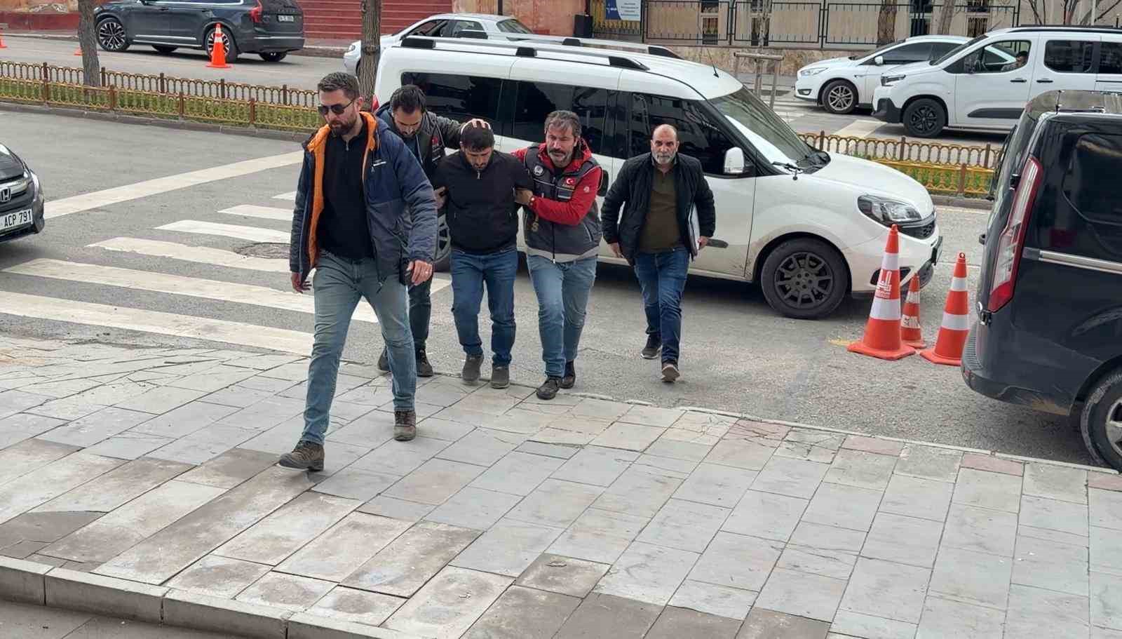 Erzurum’da 1 kişiyi öldürüp 1 kişiyi vuran şüpheli adliyeye sevk edildi 4 erzurumda 1 kisiyi oldurup 1 kisiyi vuran supheli adliyeye sevk edildi 0 syG4m4qQ
