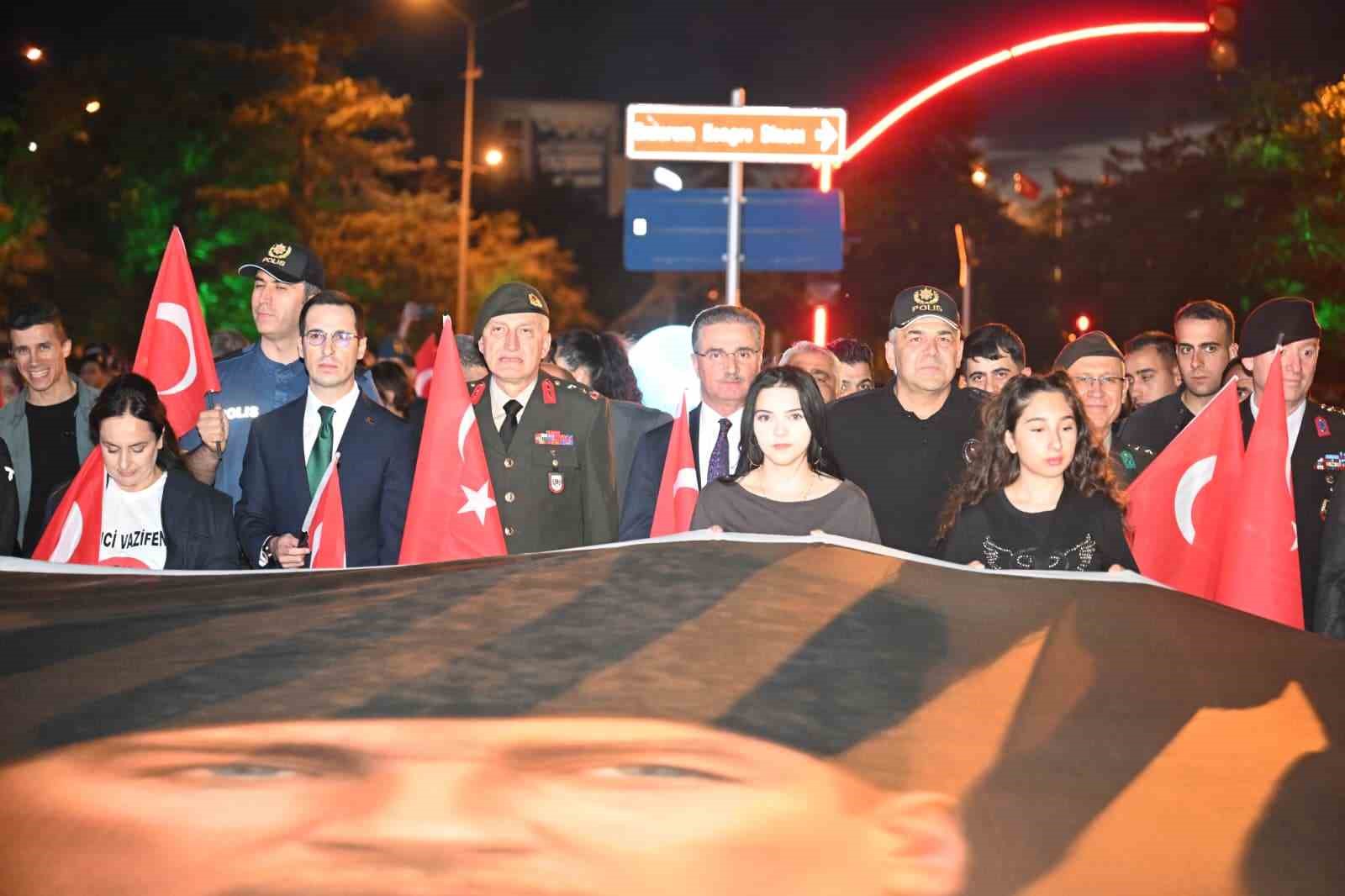Erzurum’da 107. yıllık coşku fener alayı ile renklendi 6 erzurumda 107 yillik cosku fener alayi ile renklendi 2