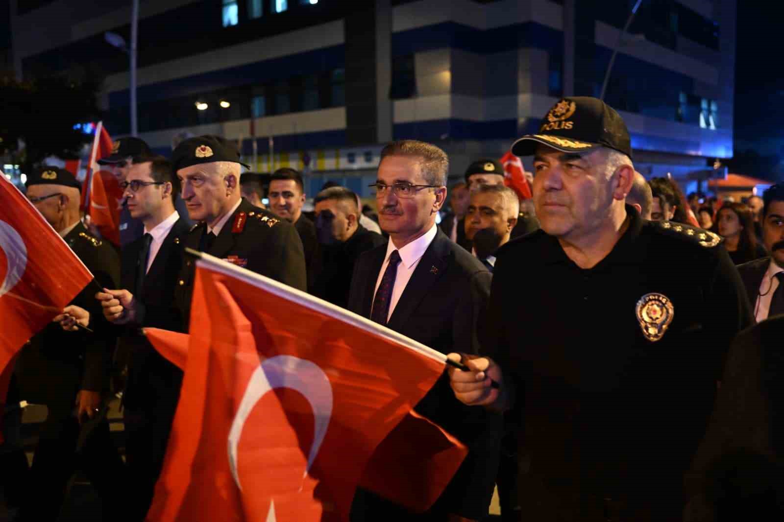 Erzurum’da 107. yıllık coşku fener alayı ile renklendi 8 erzurumda 107 yillik cosku fener alayi ile renklendi 4 RBmJLVKa