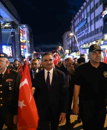 erzurumda-107-yillik-cosku-fener-alayi-ile-renklendi-xkw438G3.jpg
