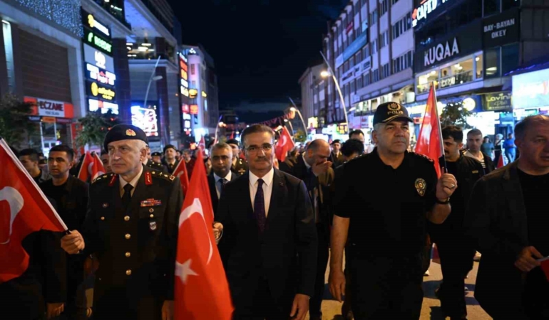 erzurumda-107-yillik-cosku-fener-alayi-ile-renklendi-xkw438G3.jpg