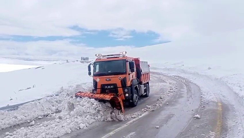 erzurumda 2 bin 885 rakimli zorlu sinav palandoken gecidinde kar ve tipi mesaisi 4 bTKPT4Zr