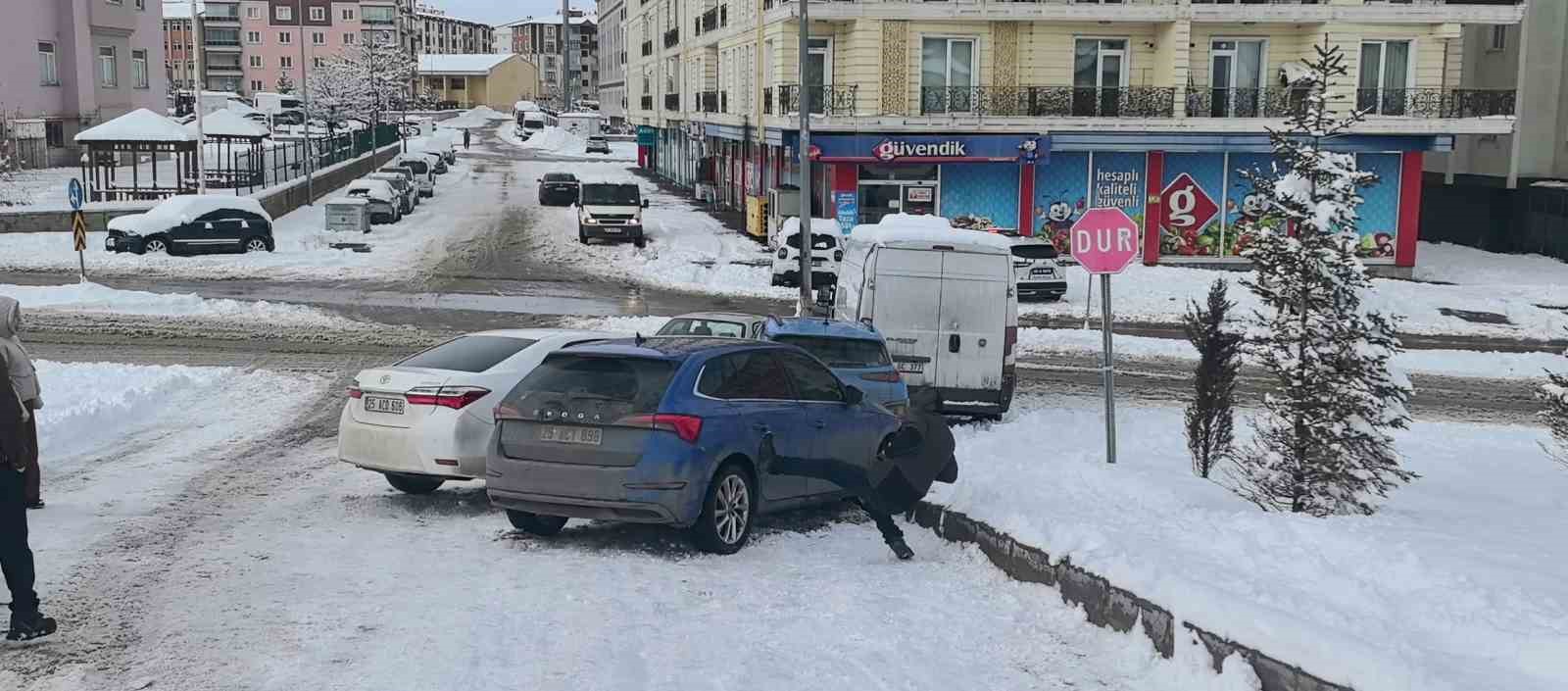 Erzurum’da 5 araçlı zincirleme kaza: Aracının başındaki sürücü de dengesini kaybederek yere düştü 4 erzurumda 5 aracli zincirleme kaza aracinin basindaki surucu de dengesini kaybederek yere dustu 0 CR7X72BV