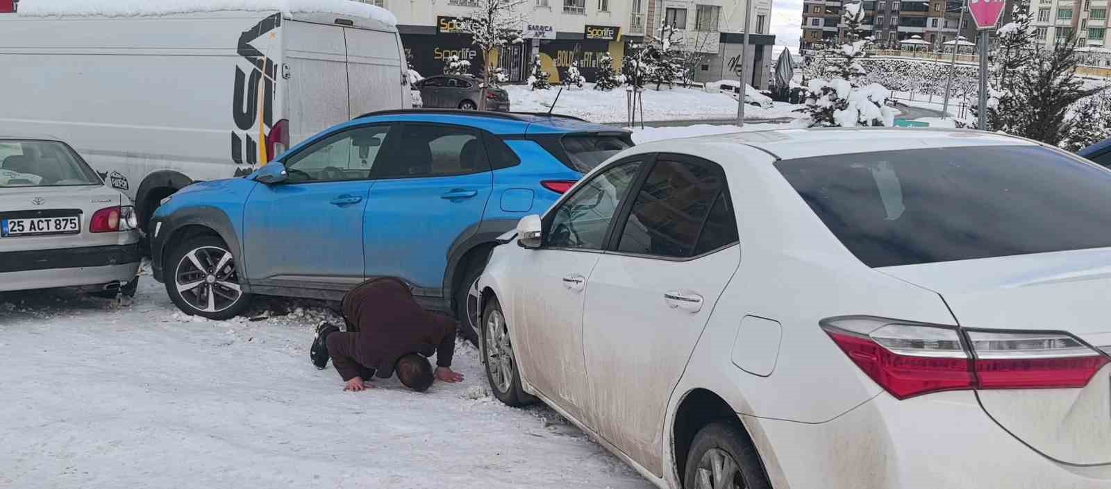 Erzurum’da 5 araçlı zincirleme kaza: Aracının başındaki sürücü de dengesini kaybederek yere düştü 5 erzurumda 5 aracli zincirleme kaza aracinin basindaki surucu de dengesini kaybederek yere dustu 1 iyUDe7kj