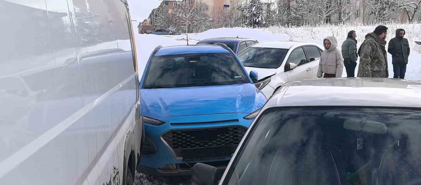 Erzurum’da 5 araçlı zincirleme kaza: Aracının başındaki sürücü de dengesini kaybederek yere düştü 6 erzurumda 5 aracli zincirleme kaza aracinin basindaki surucu de dengesini kaybederek yere dustu 2 cyItNHpF