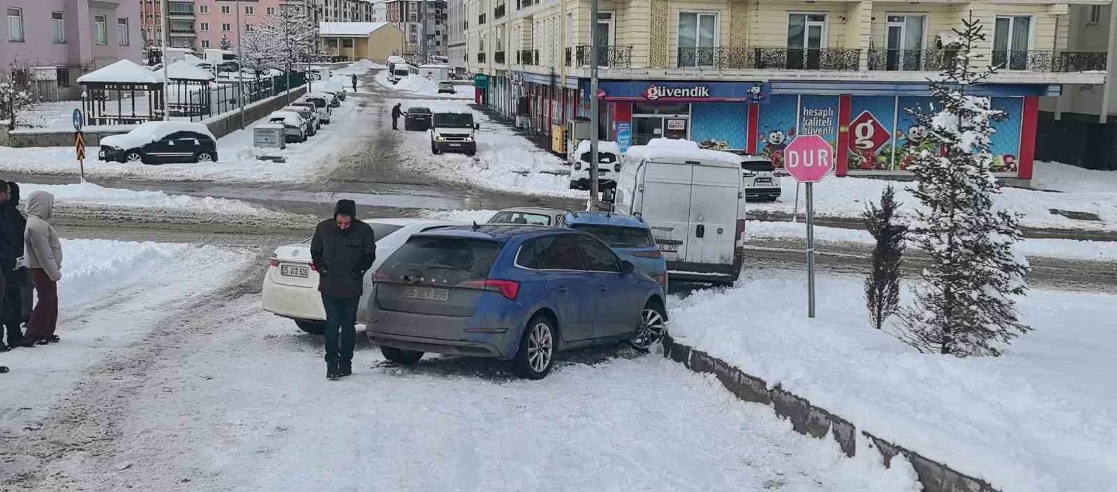 Erzurum’da 5 araçlı zincirleme kaza: Aracının başındaki sürücü de dengesini kaybederek yere düştü 7 erzurumda 5 aracli zincirleme kaza aracinin basindaki surucu de dengesini kaybederek yere dustu 3 p9L98SWU