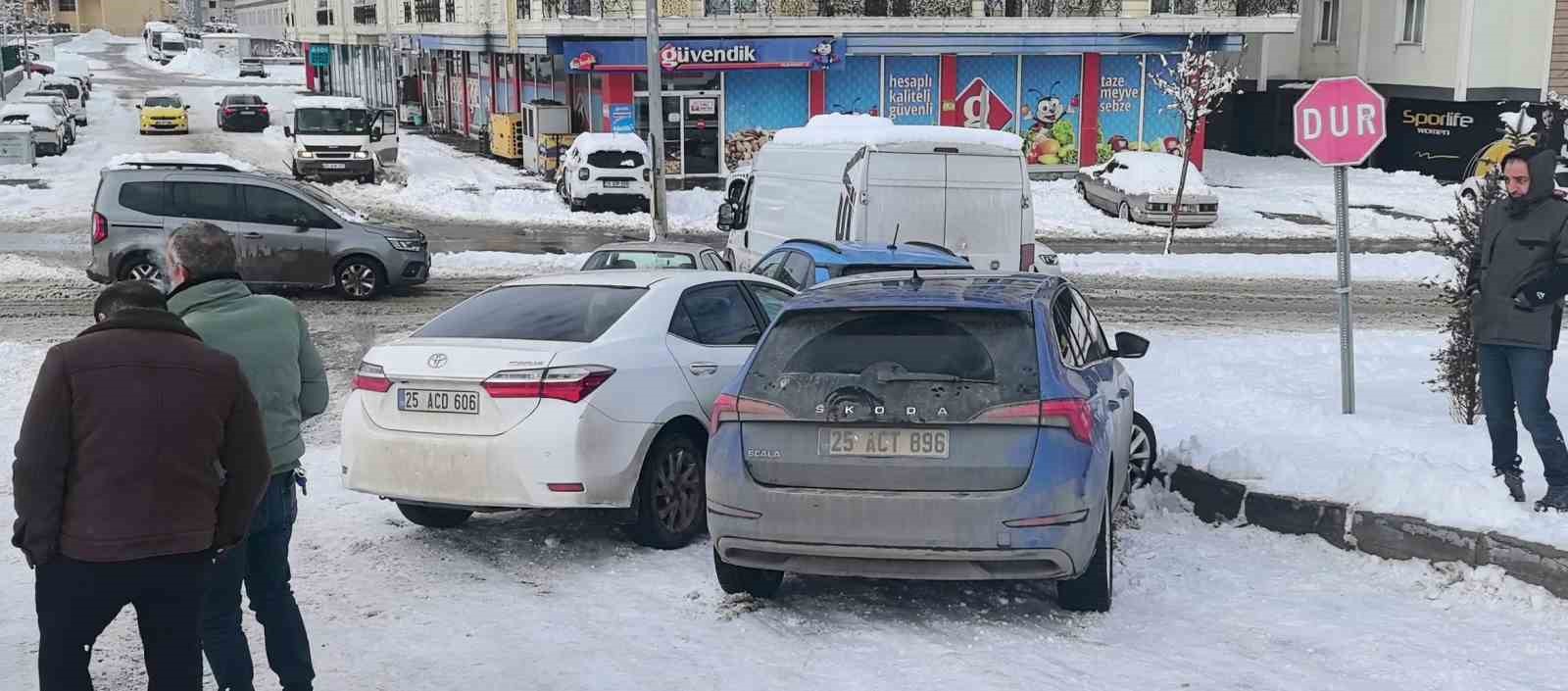 Erzurum’da 5 araçlı zincirleme kaza: Aracının başındaki sürücü de dengesini kaybederek yere düştü 8 erzurumda 5 aracli zincirleme kaza aracinin basindaki surucu de dengesini kaybederek yere dustu 4 jGUaHCm9