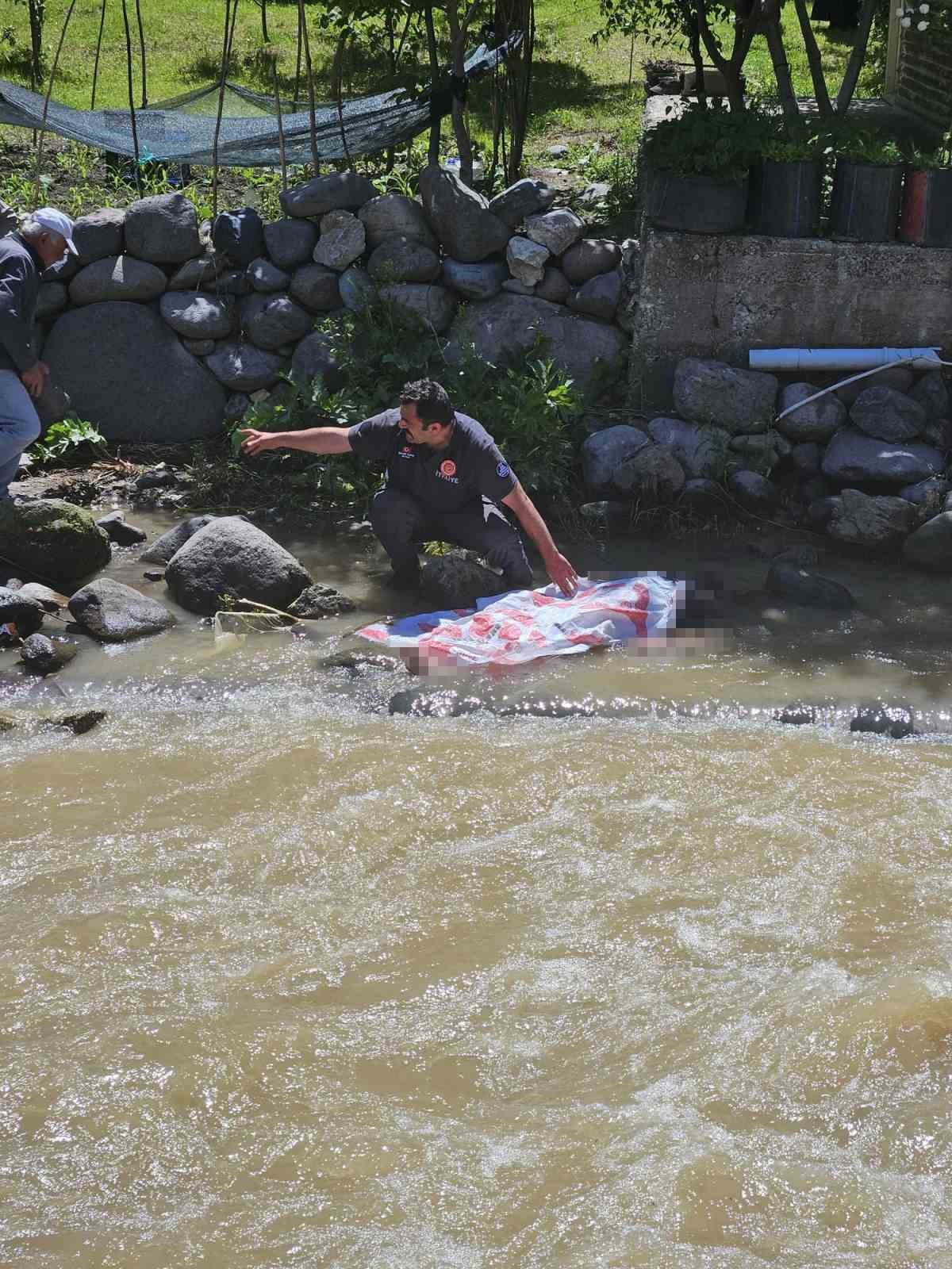 Erzurum’da acılı piknik: Köprüde barfiks çekerken dereye düşen genç hayatını kaybetti 4 erzurumda acili piknik koprude barfiks cekerken dereye dusen genc hayatini kaybetti 0 8XbNfLIb