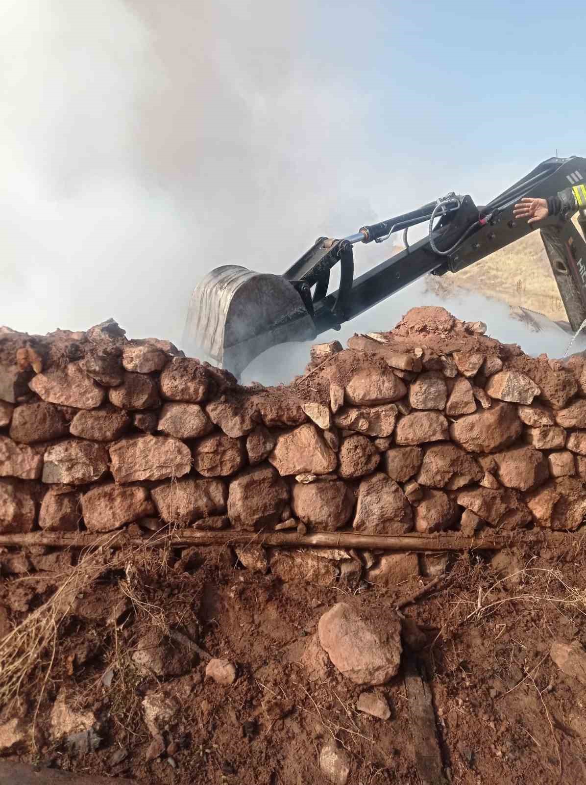 erzurumda ahir ve samanlik yangini 21 buyukbas havyan telef oldu 1 ZRktQn5f
