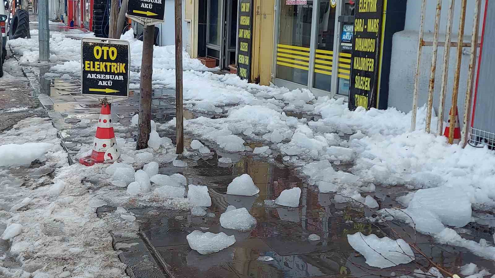 erzurumda catidan dusen kar ve buz kutleleri tehlike saciyor 2 BW6flYpr