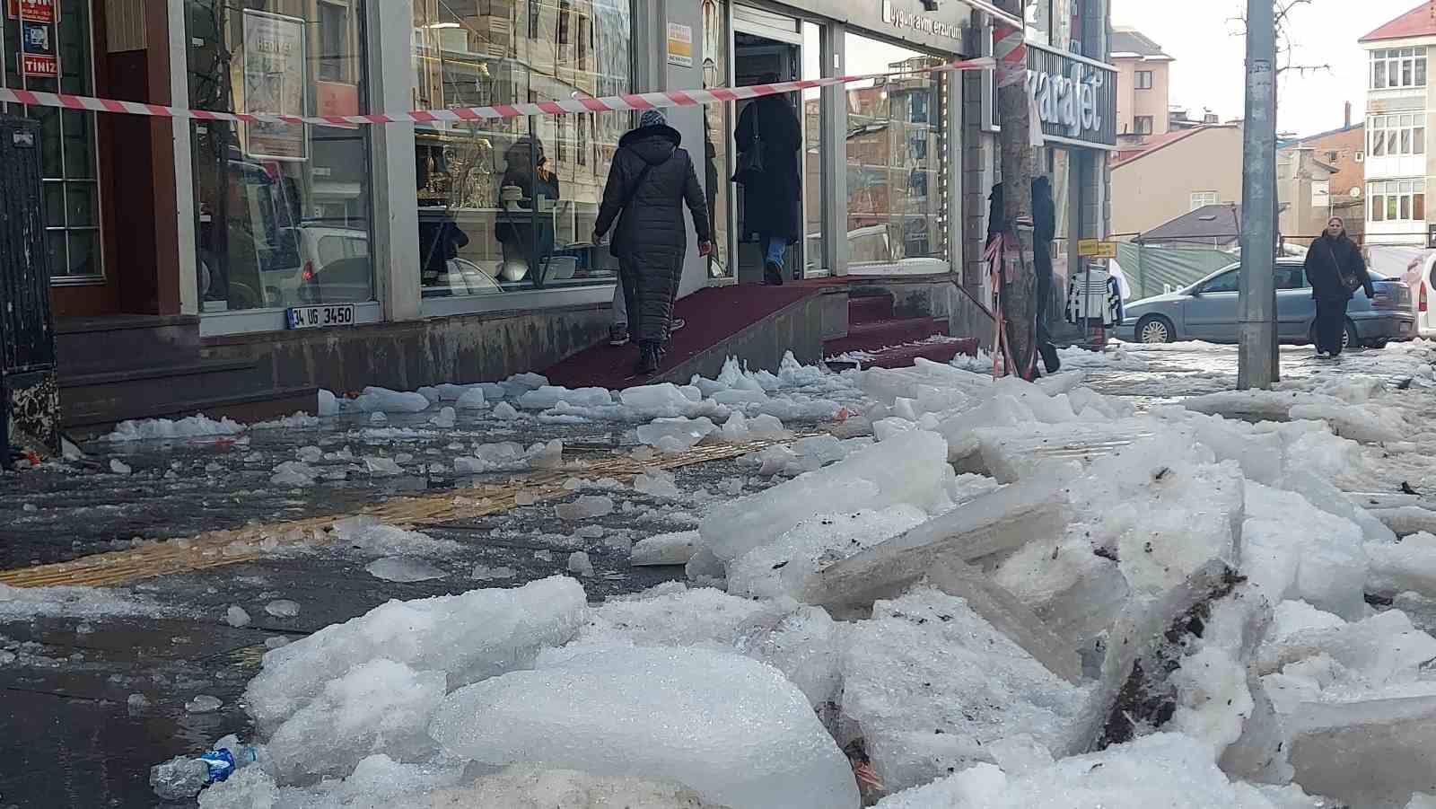 erzurumda catidan dusen kar ve buz kutleleri tehlike saciyor 4 RC8ueltN