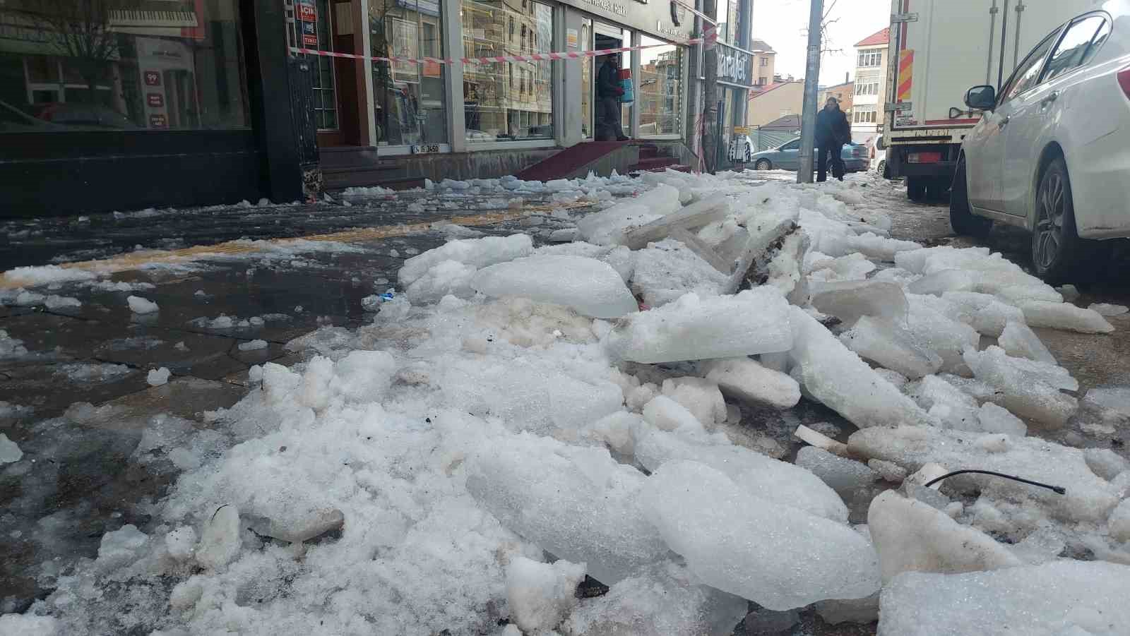 erzurumda catidan dusen kar ve buz kutleleri tehlike saciyor 5 vwLWQRP9